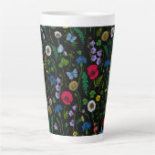 Wildblumen auf schwarzer Latte-Tasse Milchtasse (Vorderseite)