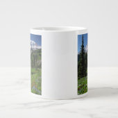 Wildblumen beim Mount Rainier Jumbo-Tasse (Vorderseite)