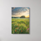 Wildblumen blühen auf den Feldern bei Dämmerung Leinwanddruck (Vorderseite)