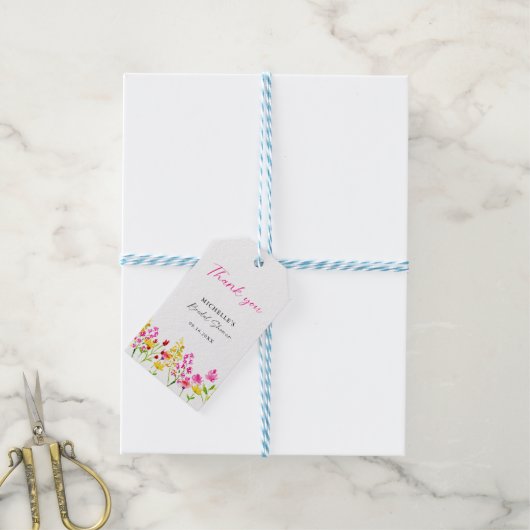 Wildblumen Brautparty Script Rosa Florals Geschenkanhänger (Mit Garn)