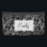 Wildblumen-Damaske Schwarz-weiße Handklappe Geldbe Phone Geldbeutel<br><div class="desc">Stilvolle moderne Wildblume Damask gemusterten Handy Klappe Geldbeutel Gehäuse. Passen Sie die mit Ihrem Namen und ein Monogramm Initial,  liest derzeit Emily M. Original Muster und Design von Sarah Trett.</div>