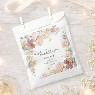 Wildblumen, die in blühenden Babyduschen gebacken  Geschenktütchen