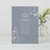 Wildblumen Dusty Blue Wedding Seating Chart (Stehend Vorderseite)