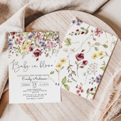 Wildblumen Einladung eines Babys in einer Blütendu