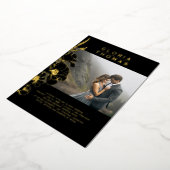 Wildblumen Elegantes modernes Black Wedding Foto Folieneinladung (Gedreht)