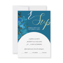 Wildblumen für künstlerisch blaues Wasser