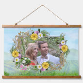 Wildblumen gegen einen blauen Himmel Wandteppich Mit Holzrahmen (Vorderseite)