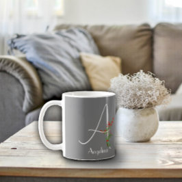 Wildblumen in Aquarellfarben schreiben eine graue  Kaffeetasse