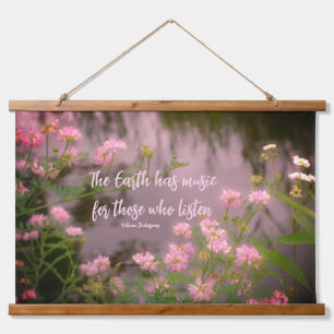 Wildblumen in der Nähe von Brook Earth Inspiration Wandteppich Mit Holzrahmen