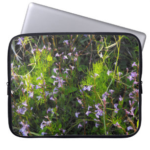 Wildblumen in einem Bereich von Grüntönen Laptopschutzhülle