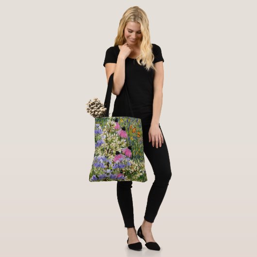 Wildblumen in einer Wiese in Arles - Mit Monogramm Tasche (Am Model)