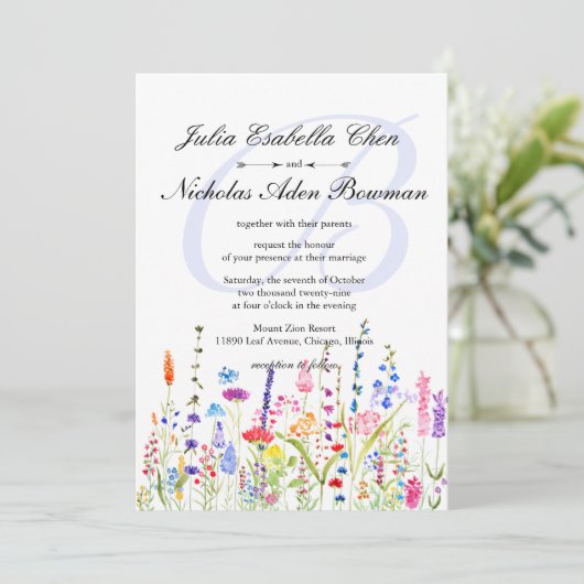Wildblumen Monogram Spring Wedding Einladung (Stehend Vorderseite)