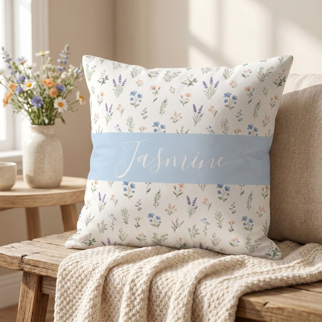 Wildblumen-Muster mit individuellem Monogramm-Name Kissen (Von Creator hochgeladen)