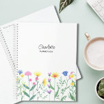 Wildblumen Personalisierter Skriptname Planer<br><div class="desc">Dieser Blumenplaner ist mit handgezeichnet Wildblumen und stilvoller Schriftzypografie dekoriert. Einfach mit Ihrem Namen und Jahr anpassbar. Ändern Sie mithilfe des Entwurfstools die Textgröße, den Stil oder die Farbe. Original Zeichnend © Michele Davies.</div>