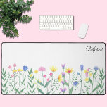 Wildblumen Personalisierter Skriptname Schreibtischunterlage<br><div class="desc">Diese Blumenschreibmatte ist mit handgezeichnet Wildblumen und stilvollen Schriftzeichen geschmückt. In Rosa, Grün, Gelb und lila ist diese Matte feminin und macht ihr ein perfektes Geschenk. Einfach anpassbar. Ändern Sie mithilfe des Entwurfstools die Textgröße, den Stil oder die Farbe. Wenn wir unsere Kunstwerke erstellen, werden Sie dieses exakte Bild von...</div>