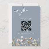 Wildblumen-Staubblau-QR-Code-Hochzeits-RSVP Einladung (Vorderseite)