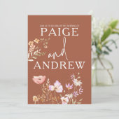 Wildblumen Teracotta Farmhouse Hochzeit Einladung (Stehend Vorderseite)