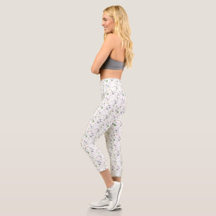 Wildblumen und Schmetterlinge auf Weiß Capri Leggings