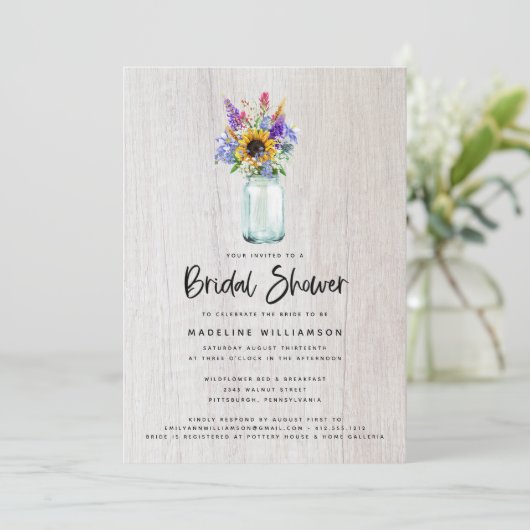 Wildblumen und Sonnenblumen Mason Jar Brautparty Einladung (Stehend Vorderseite)