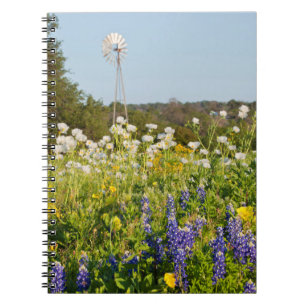 Wildblumen und Windmühle im Land der Texas-Hügel Notizblock