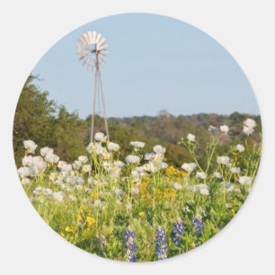 Wildblumen und Windmühle im Land Texas Hill Runder Aufkleber