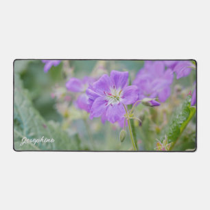 Wildblumenfoto mit lila Geranie und individuellem  Schreibtischunterlage