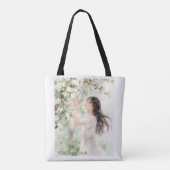 Wildblütige Seele – Mädchen in einem Frühlingsgart Tasche (Rückseite)