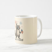 Wilde, aber freie Feuerwerke Wilde Raccoon 4. Juli Kaffeetasse (VorderseiteRechts)