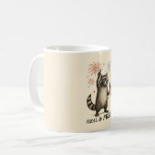Wilde, aber freie Feuerwerke Wilde Raccoon 4. Juli Kaffeetasse (Vorderseite Links)
