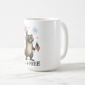 Wilde, aber freie Feuerwerke Wilde Raccoon 4. Juli Kaffeetasse (VorderseiteRechts)