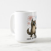 Wilde, aber freie Feuerwerke Wilde Raccoon 4. Juli Kaffeetasse (Vorderseite Links)