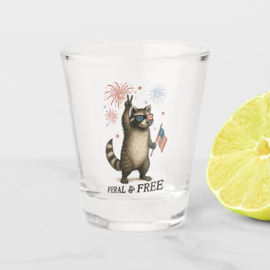 Wilde, aber freie Feuerwerke Wilde Raccoon 4. Juli Schnapsglas (Vorderseite)