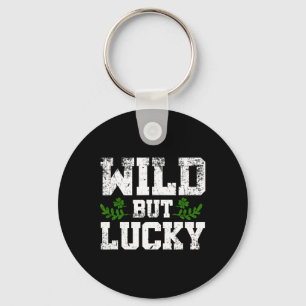 Wilde aber glückliche St. Patricks Day Slogan Desi Schlüsselanhänger