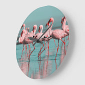 Wilde afrikanische Flamingos Große Wanduhr (Winkel)