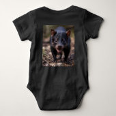 Wilde Anfänge: Der junge Tasmanische Teufel Baby Strampler (Rückseite)