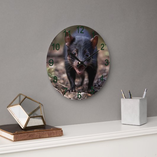 Wilde Anfänge: Der junge Tasmanische Teufel Große Wanduhr (Büro)