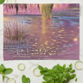 Wilde Bäume bei rosa Sonnenuntergang am Teich Geschirrtuch (Gefaltet)