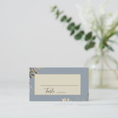 Wilde Blätter Dusty Blue Floral Wedding Platzkarte (Stehend Vorderseite)