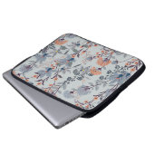 Wilde Blume auf blau, botanisch. Laptopschutzhülle (Vorne Knopf)
