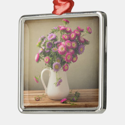 Wilde Blume in einer Vase Silbernes Ornament (Links)