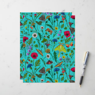 Wilde Blume und Motten auf aquamarin