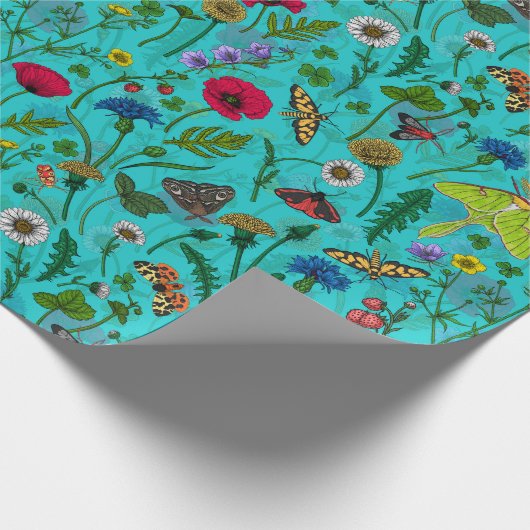 Wilde Blume und Motten auf aquamarin Geschenkpapier (Ecke)