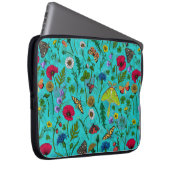 Wilde Blume und Motten auf aquamarin Laptopschutzhülle (Vorne Rechts)