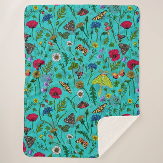 Wilde Blume und Motten auf aquamarin Sherpadecke (Vorderseite)