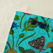 Wilde Blume und Motten auf aquamarin Strandtuch (Beispiel)