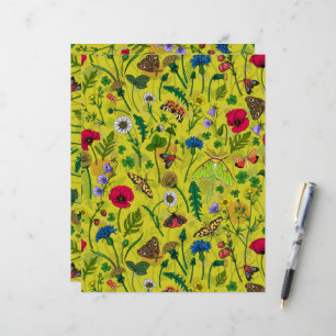 Wilde Blume und Motten auf Grün