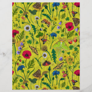 Wilde Blume und Motten auf Grün