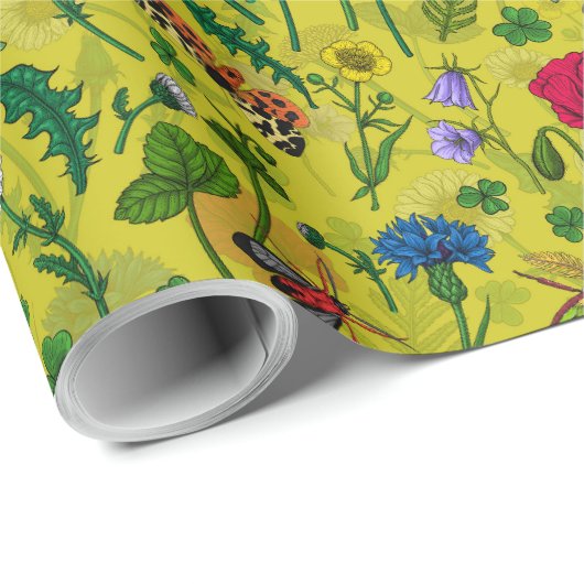 Wilde Blume und Motten auf Grün Geschenkpapier (Rolleneckpunkt)
