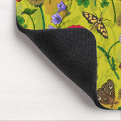 Wilde Blume und Motten auf Grün Mousepad (Ecke)