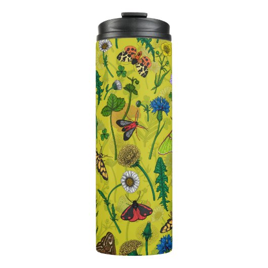 Wilde Blume und Motten auf Grün Thermosbecher (Vorderseite)
